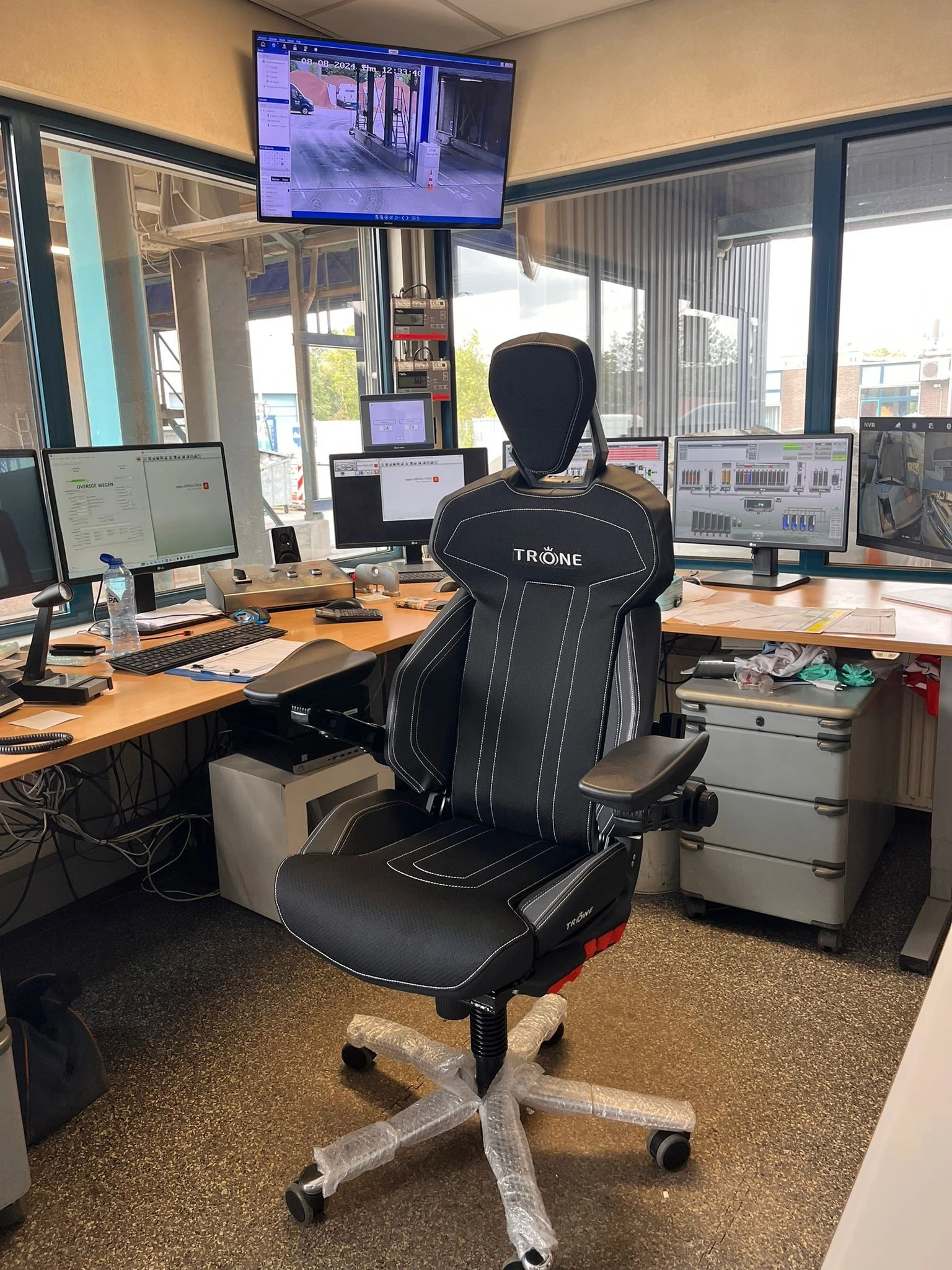 Trône office chair inverted behind the desk